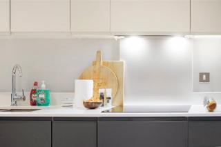 Stylish 1-Bed Apt with Balcony & Canal Views - 7