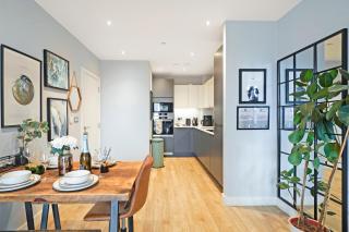 Stylish 1-Bed Apt with Balcony & Canal Views - 6