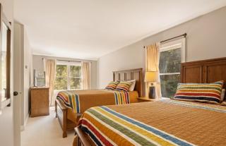 4BR Mountain retreat with Ski Base Bikes & Yard - 6
