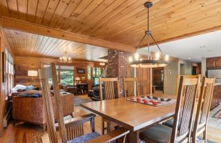 4BR Mountain retreat with Ski Base Bikes & Yard - 4