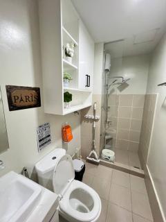 Paris Theme Near Ayala Feliz Mall 2BR Netflix Internet with Pool Parking Fee - 6