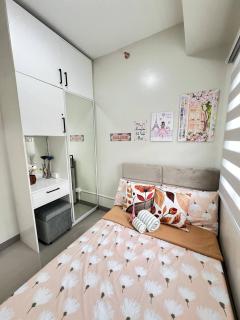 Paris Theme Near Ayala Feliz Mall 2BR Netflix Internet with Pool Parking Fee - 3
