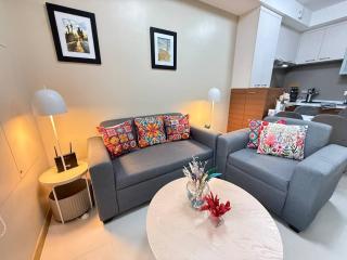 European Vibe 1BR Great River City View Free Pool Gym Internet Netflix - 4