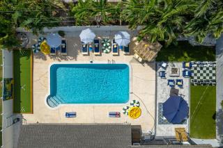 Sleeps 12 Pool Hot Tub Putt Putt Game Room - 0