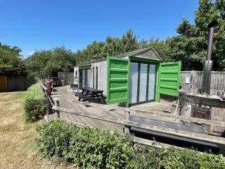 Green CargoPod at Lee Wick Farm Cottages & Glamping - 5