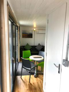 Green CargoPod at Lee Wick Farm Cottages & Glamping - 4