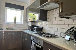 Central 4-Bed House - Parking Patio Garden Wifi - 2