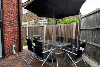 Central 4-Bed House - Parking Patio Garden Wifi - 1