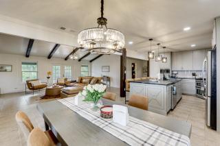 Family Home with Covered Patio and Grill in La Grange - 1