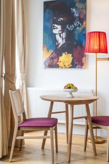 Berkeley Suites, Suite 3 - 9