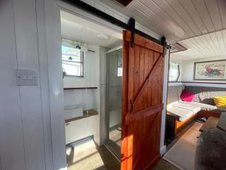 Unique Thames River Barge Retreat in Caversham, Reading - 4
