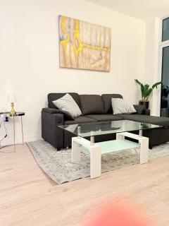 Modern & luxurious Condo with Parking, Erin Mills Area - 0