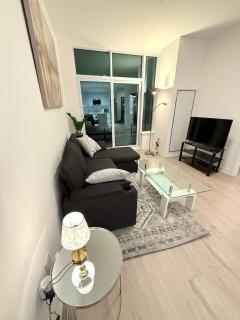 Modern & luxurious Condo with Parking, Erin Mills Area - 7