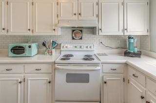 1 Mi to Cherry Grove Beach Quiet Escape with Deck - 2