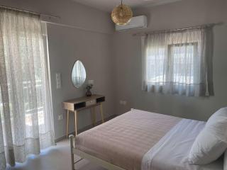 New Modern 2 Bd Flat Just Steps to Rethymno Beach - 0