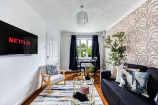 Stylish House - Excellent Location - Driveway Parking, Self-Check-In, TVs in Bedrooms and Fast Wifi by Yoko Property - 2
