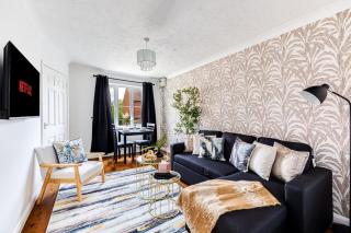 Stylish House - Excellent Location - Driveway Parking, Self-Check-In, TVs in Bedrooms and Fast Wifi by Yoko Property - 1