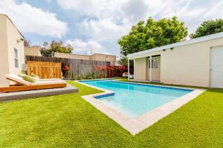 Fire Pit w pool Sunny 4BR - 9