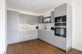 Docklands & London City 1 Bed Balcony Apartment - 9