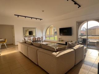 Large 5-BR JBR Apartment, Perfect for Families, Easy Beach Access - 6