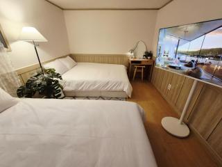 군자역 5분, 침실 2개, 퀸침대 3개, 최대인원 6명 - 6