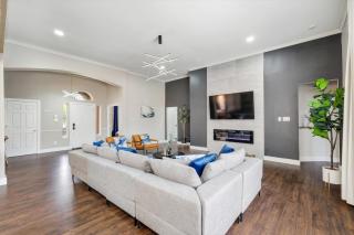 5BD 2BA Vacation Retreat w Pool Hot Tub & BBQ - 1