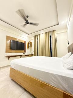 Majestic Manor omaxe new hajratganj - 0