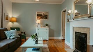 Cozy 1890s Heritage Flat Steps to Water St - 3