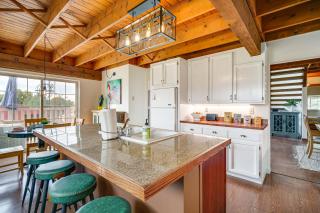 Mtn and Golf Course View Oregon Outback Getaway! - 9