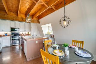 Mtn and Golf Course View Oregon Outback Getaway! - 1