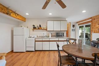 Lakeside Lodge Retreat - 9