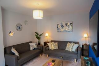 Bright 4-Bedroom-Sleeps 7-Ideal for Contractors Deal - 0