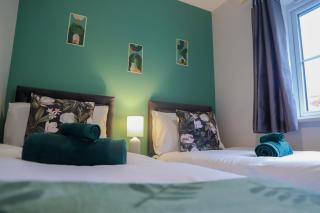 Bright 4-Bedroom-Sleeps 7-Ideal for Contractors Deal - 1