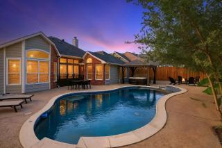 5BD 2BA Vacation Retreat w Pool Hot Tub & BBQ - 0