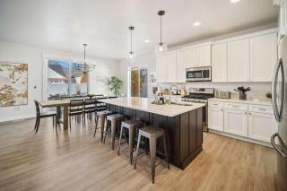 Fall Family Retreat with Custom Sauna Theatre Lux MTN Spa Pool and Poker tables Stocked Kitchen and MORE - 9