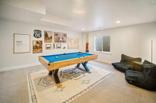 Fall Family Retreat with Custom Sauna Theatre Lux MTN Spa Pool and Poker tables Stocked Kitchen and MORE - 5