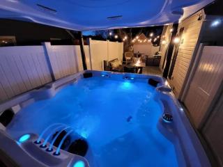 Film-featured sleeps 18 hot tub fire pit decks - 9