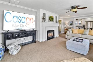 Film-featured sleeps 18 hot tub fire pit decks - 1