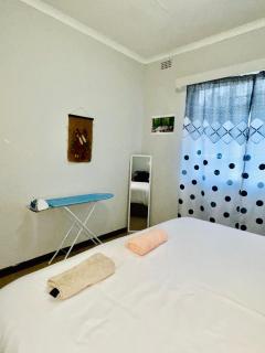 Woodland Suites with Airport Shuttle - 9