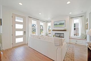 Scandinavian-Inspired 3br2.5ba sleeps 8 stylish - 3