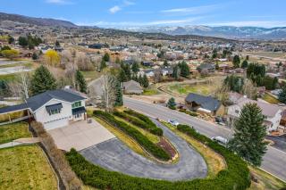 Cottage on the hill sleeps 6 views gym office - 0