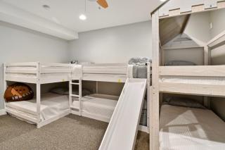 Family groups hot tub sleeps 16 6br4ba firepit - 1