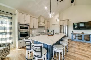 Lake View and Deck Group Getaway in Grand Rivers! - 4