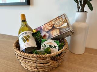 Lux studio hot tub king bed views gym DeerVly - 9