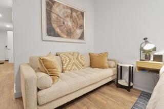 Lux studio hot tub king bed views gym DeerVly - 1