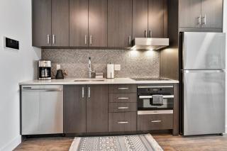 Lux Sleeps 4 king bed hot tub views gym - 8