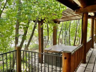 Rustic Sundance cabin sleeps 13 hottub firepits - 1