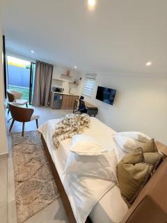 DOMIN LUXURY SUITES - 9
