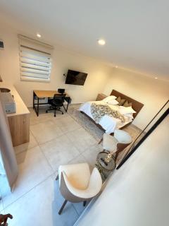 DOMIN LUXURY SUITES - 8