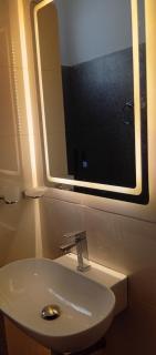 Brick & Wall Home stay - 6